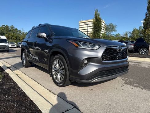 Used 2023 Toyota Highlander Platinum AWD/4WD image 2