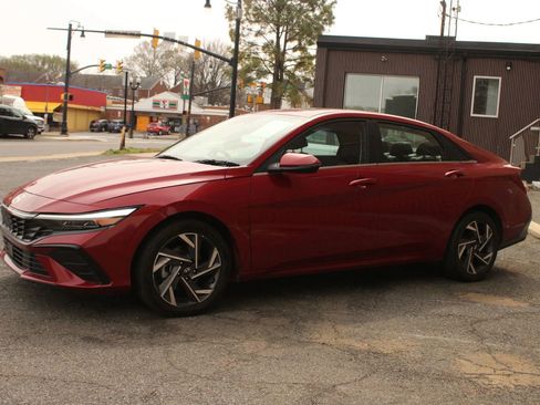 Used 2025 Hyundai Elantra Limited FWD image 4