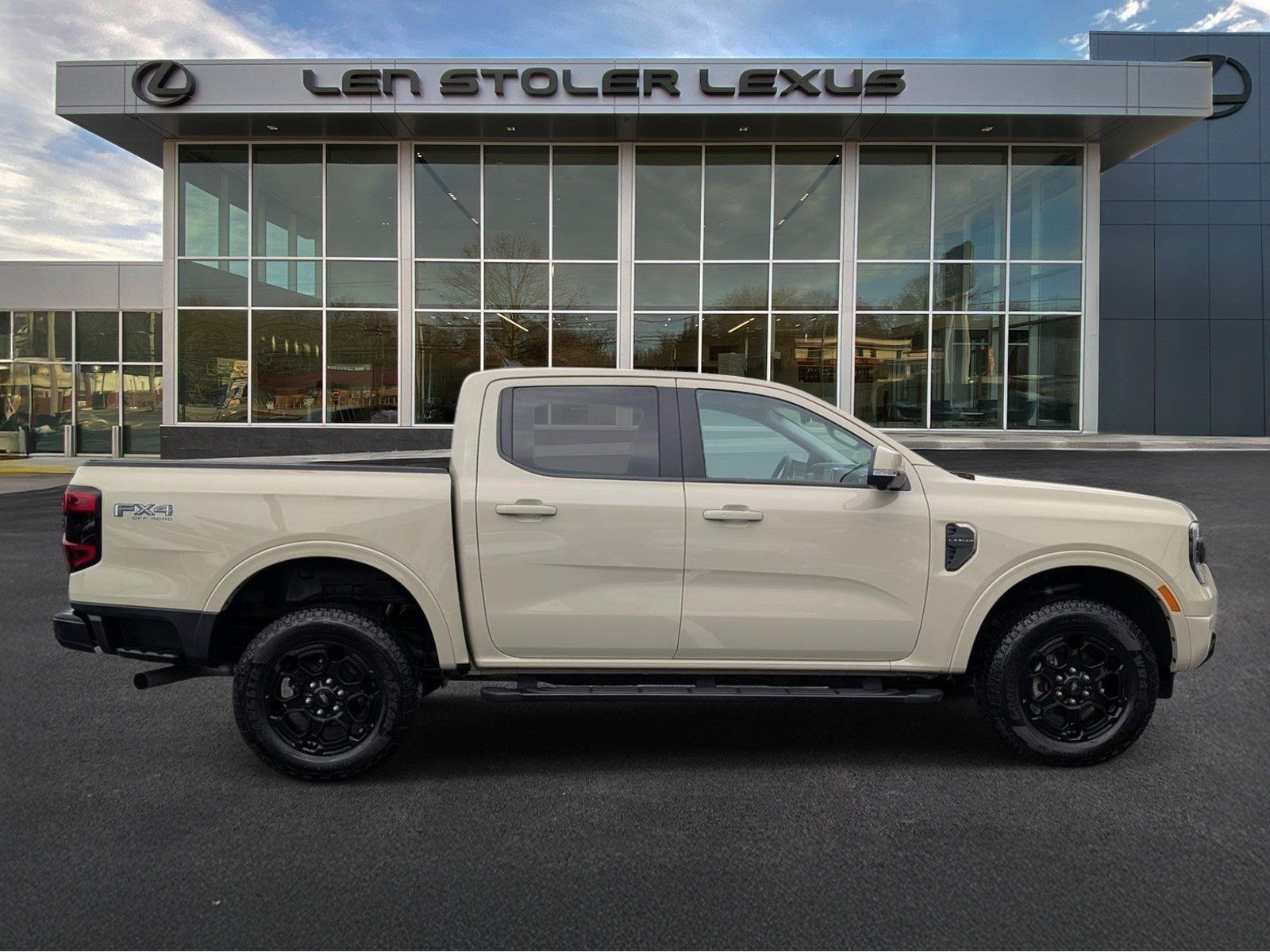 Used 2025 Ford Ranger Lariat w/ FX4 Off-Road Package AWD/4WD image 2