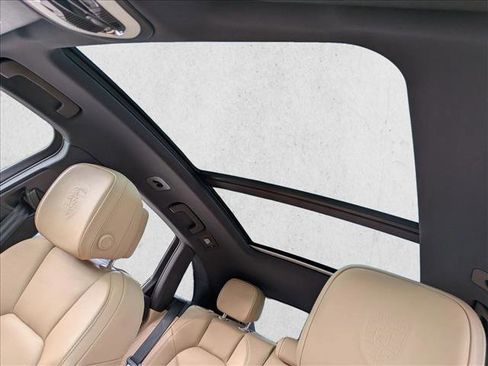 Used 2023 Porsche Macan AWD/4WD image 16