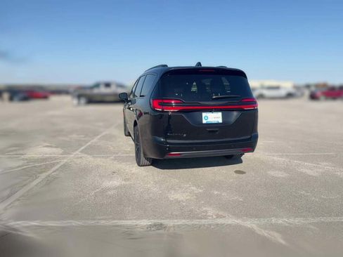 New 2026 Chrysler Pacifica Select image 9