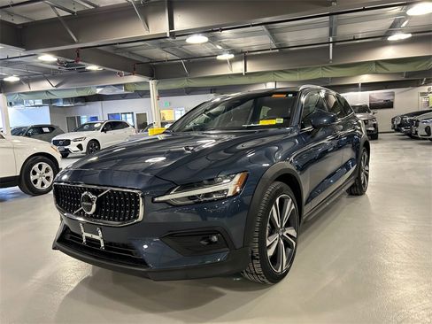Used 2025 Volvo V60 B5 Cross Country Plus image 5