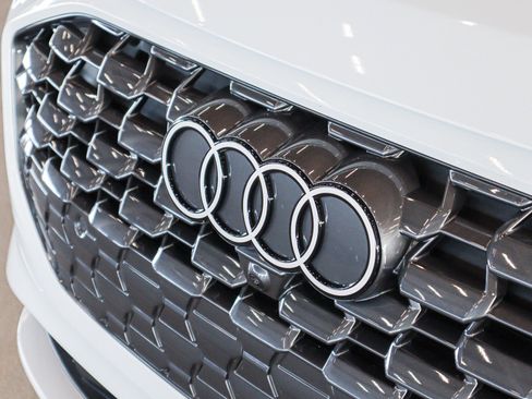 Certified 2025 Audi Q5 Prestige image 28