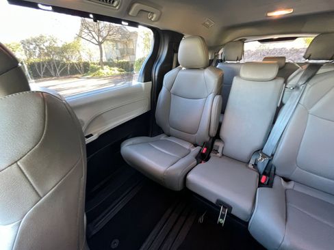 Used 2025 Toyota Sienna XLE image 42