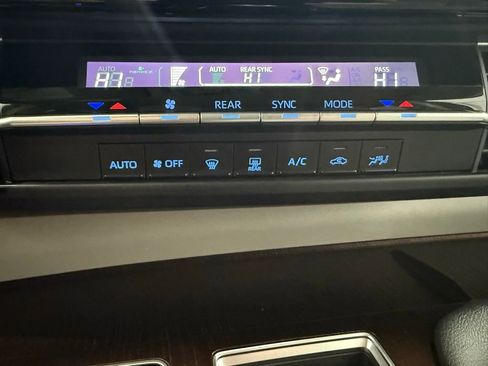 Used 2024 Toyota Sienna LE image 36