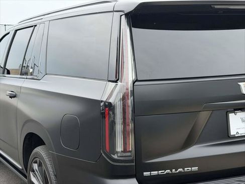 Used 2025 Cadillac Escalade ESV V AWD/4WD image 13