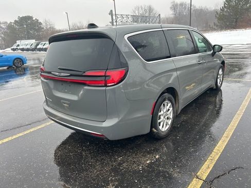 Used 2023 Chrysler Pacifica Touring-L image 4
