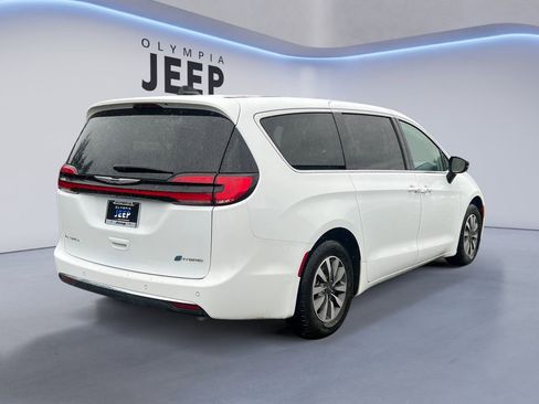 Used 2024 Chrysler Pacifica Select image 3