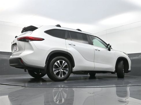 Used 2023 Toyota Highlander XLE image 30