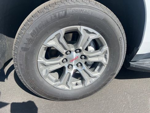 Used 2024 GMC Yukon XL SLE RWD image 9