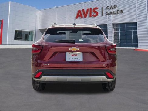 Used 2025 Chevrolet Trax LT w/ LT Convenience Package FWD image 9