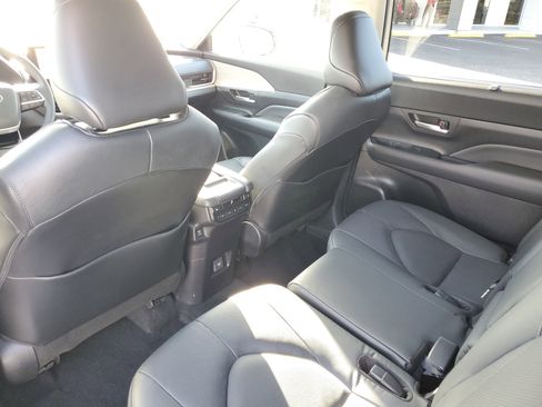 Used 2024 Toyota Grand Highlander Limited image 10