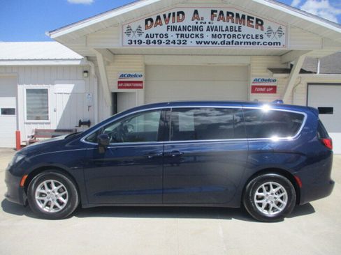 Used 2017 Chrysler Pacifica Touring FWD image 13