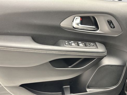 Used 2025 Chrysler Pacifica Select FWD image 13