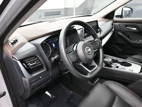Used 2022 Nissan Rogue SV FWD image 9