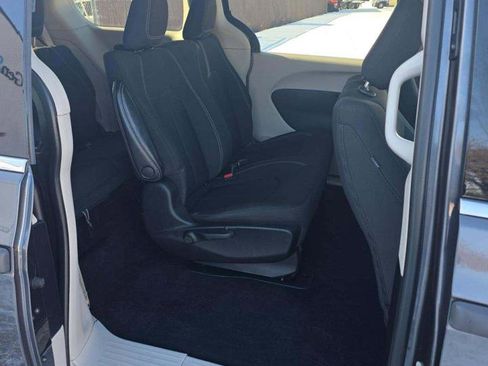 Used 2021 Chrysler Voyager L image 12