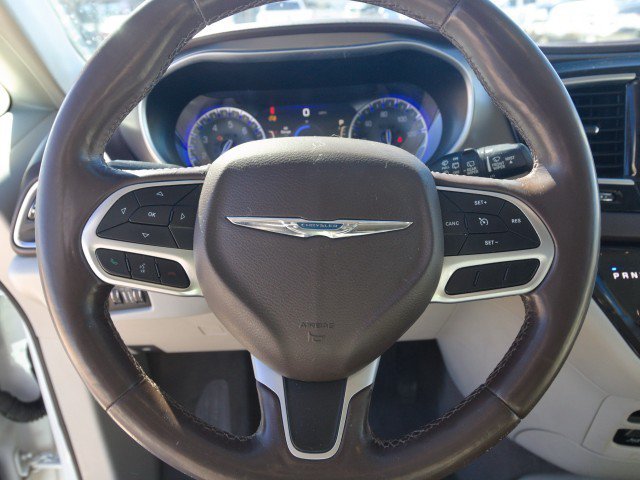 Used 2017 Chrysler Pacifica Touring-L Plus w/ Tire & Wheel Group FWD image 17