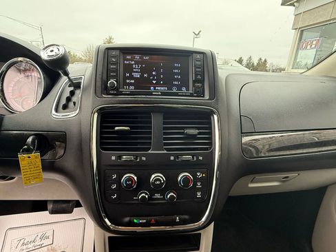 Used 2019 Dodge Grand Caravan SE w/ UConnect Hands-Free Group image 18