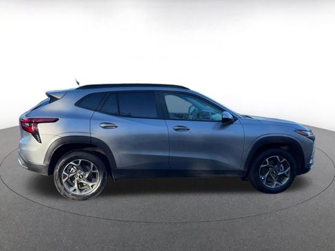 Used 2025 Chevrolet Trax LT w/ LT Convenience Package image 16