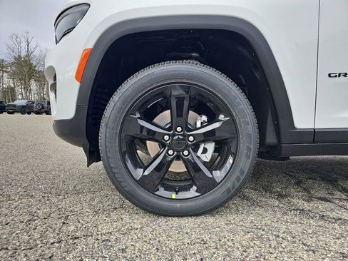 New 2025 Jeep Grand Cherokee Altitude image 29