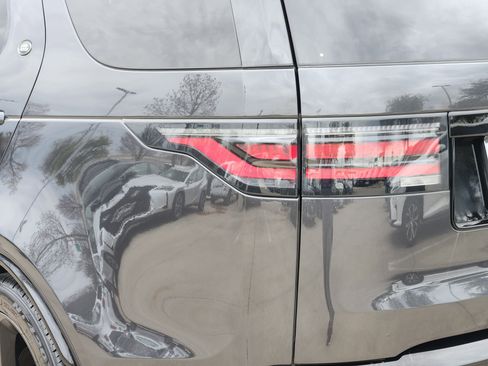 Used 2022 Land Rover Discovery HSE R-Dynamic image 5