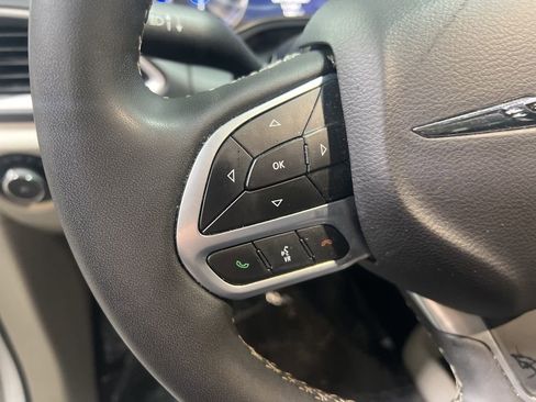 Used 2024 Chrysler Pacifica Touring-L image 22