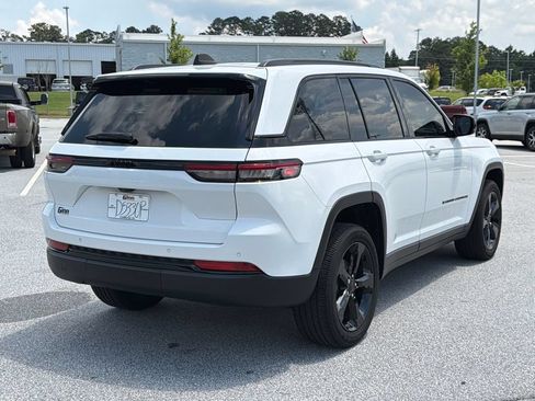 Used 2023 Jeep Grand Cherokee Altitude RWD image 7