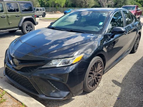 Used 2019 Toyota Camry SE FWD image 3