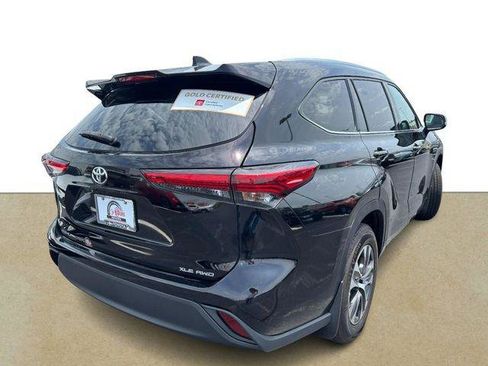 Certified 2021 Toyota Highlander XLE AWD/4WD image 4