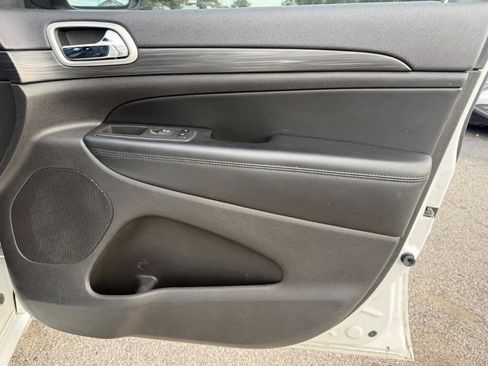 Used 2019 Jeep Grand Cherokee Altitude image 18