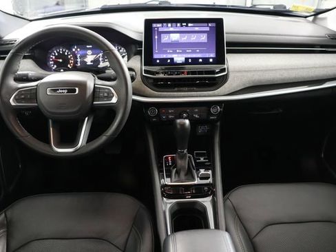 Used 2023 Jeep Compass Latitude image 2