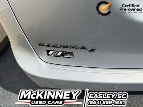 Certified 2023 Chrysler Pacifica Limited w/ S Appearance Package FWD image 9