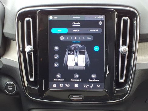 Certified 2023 Volvo XC40 B5 Plus w/ Climate Package image 17