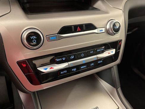 Used 2023 Ford Explorer XLT image 32