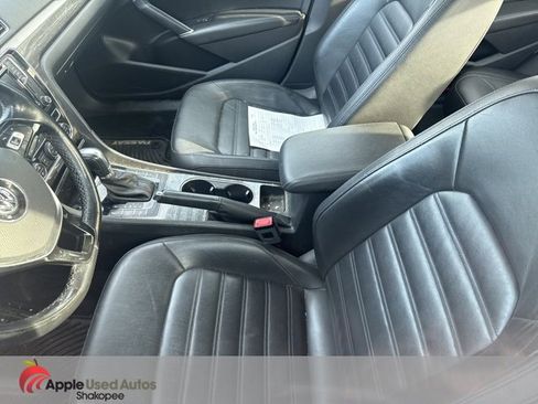 Used 2016 Volkswagen Passat 1.8T SEL Premium image 4