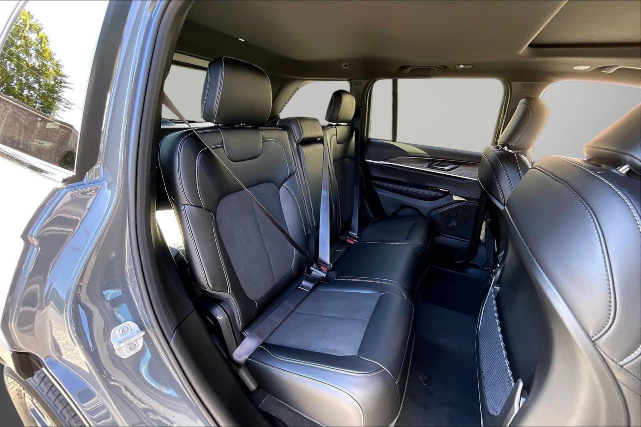 New 2027 Jeep Grand Cherokee Altitude RWD image 19
