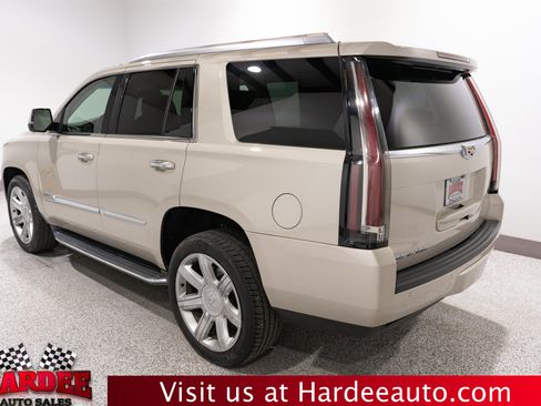 Used 2016 Cadillac Escalade Luxury RWD image 3