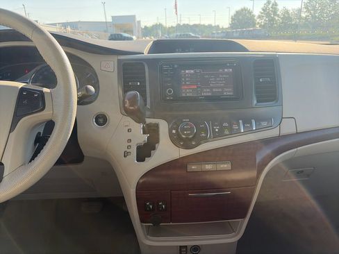 Used 2014 Toyota Sienna XLE AWD/4WD image 21