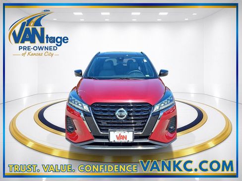 Used 2021 Nissan Kicks SR w/ SR Premium Package FWD image 2