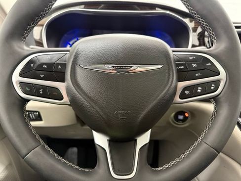 Used 2023 Chrysler Pacifica Limited FWD image 46