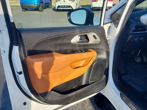 Used 2025 Chrysler Pacifica Pinnacle image 27