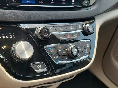 Used 2023 Chrysler Pacifica Touring-L FWD image 30