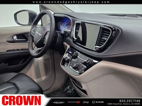 Used 2023 Chrysler Pacifica Touring-L FWD image 15