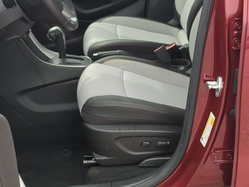 Used 2022 Chevrolet Trax LT w/ LT Convenience Package AWD/4WD image 13