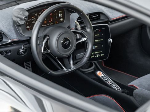 Used 2025 McLaren Artura image 10