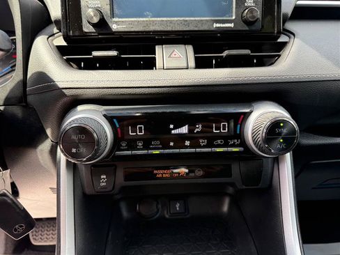 Used 2021 Toyota RAV4 LE AWD/4WD image 39
