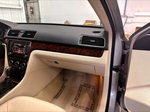 Used 2013 Volkswagen Passat 3.6 SEL Premium FWD image 28