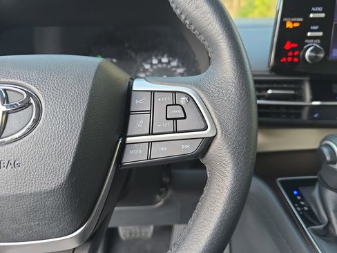 Used 2021 Toyota Sienna XLE image 17