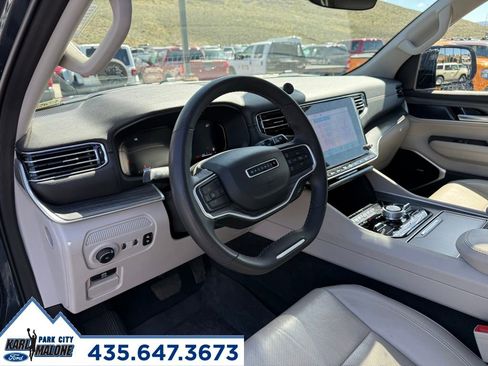 Used 2023 Jeep Wagoneer Series III w/ Premium Group I AWD/4WD image 15