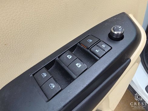 Used 2019 Toyota Highlander XLE FWD image 8